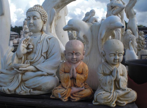 Große und kleine Buddhas 